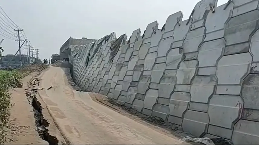 সোনারগাঁয়ের সড়কে ফাটল, ঝুঁকিতে যান চলাচল