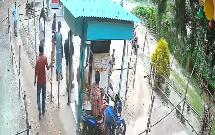 পাবনার সাঁথিয়ায় পেট্রোল পাম্পে তেল নেওয়াকে কেন্দ্র করে  হাতাহাতি ও সংঘর্ষে তিনজন আহত হয়েছেন।