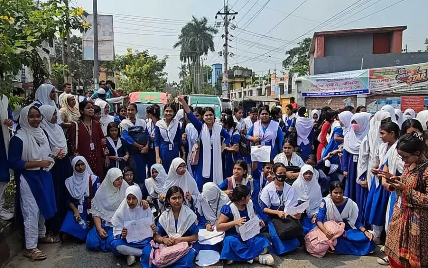 প্রধান শিক্ষকের বিরুদ্ধে অভিযোগ, নাটোরে শিক্ষার্থীদের সড়ক অবরোধ