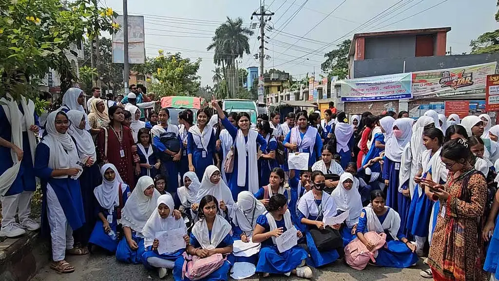 প্রধান শিক্ষকের বিরুদ্ধে অভিযোগ, নাটোরে শিক্ষার্থীদের সড়ক অবরোধ