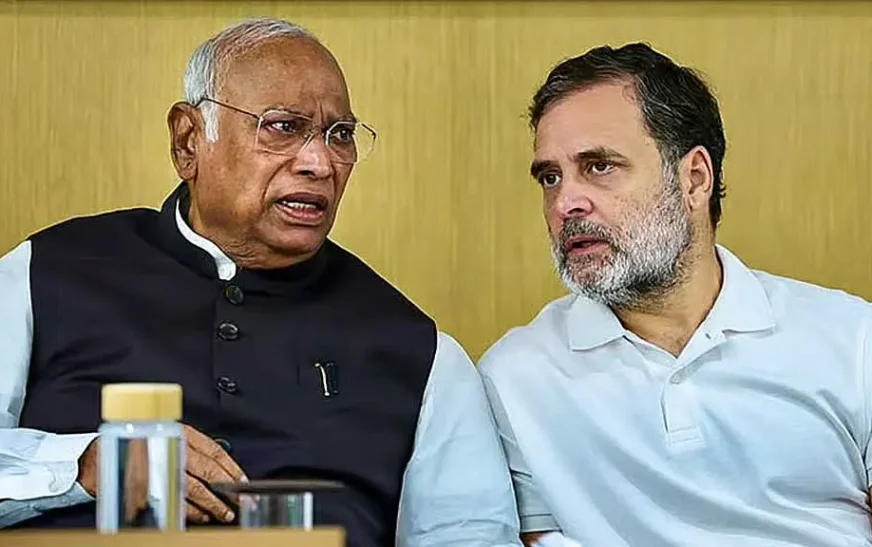 ভোট কারচুপির অভিযোগে সরব বিরোধীরা, প্রধান বিচারপতির দ্বারস্থ রাহুল-খাড়গে